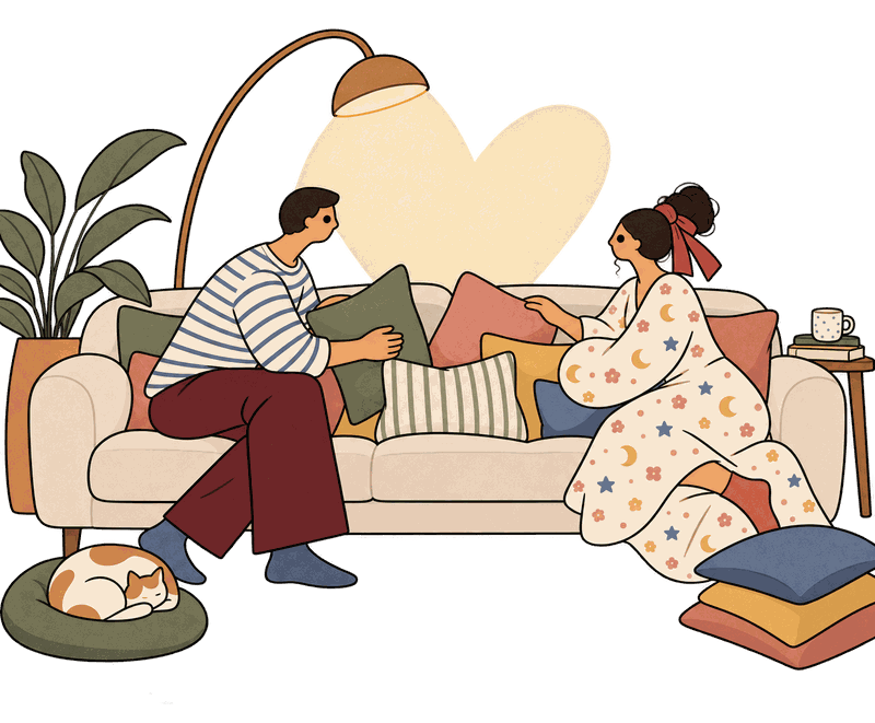 Pareja en el sofá con los almohadones y la lámpara